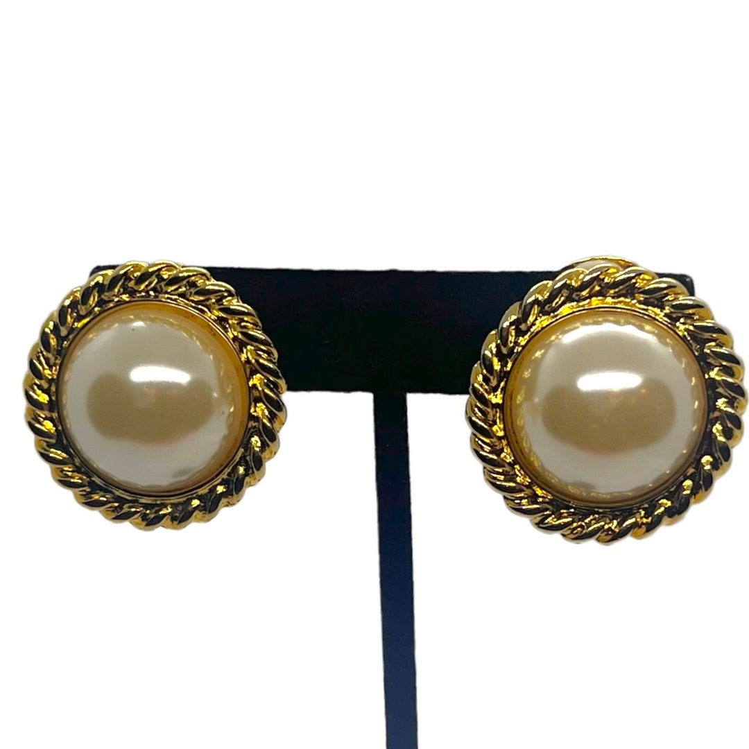 Chanel Vintage Cut Out Pearl Earrings – Amarcord Vintage Fashion