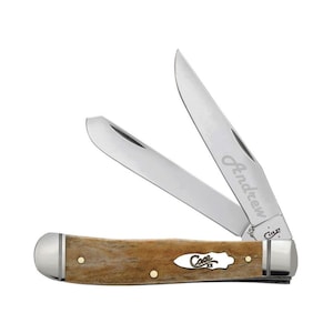 Könnte beinhalten: Ein Case-Taschenmesser mit zwei geöffneten Klingen. Die Klingen sind silberfarben und tragen den eingravierten Namen "Andrew". Der Griff ist hellbraun mit einer silbernen Endkappe und dem Case-Logo.