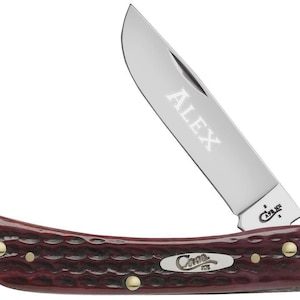 Könnte beinhalten: Ein Taschenmesser mit einem roten Holzgriff und einer Klinge aus Edelstahl. Die Klinge ist mit dem Namen "ALEX" graviert.