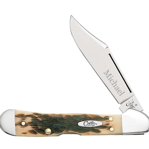 Könnte beinhalten: Ein Taschenmesser von Case XX mit einem grün-braunen Knochengriff. Die Klinge ist geöffnet und trägt die Gravur "Michael".