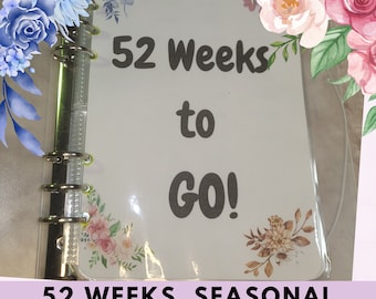 Może przedstawiać: Przezroczysty segregator z metalowymi kółkami zawierający białą stronę z ciemnoszarym napisem 52 Weeks to GO! Strona jest ozdobiona akwarelowymi ilustracjami kwiatowymi w odcieniach niebieskiego, różowego i brązowego w rogach.