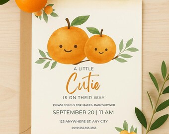 Könnte beinhalten: Babyparty-Einladung mit Orangenillustrationen und dem Text "A Little Cutie is on Their Way". Die Einladung enthält Datum, Uhrzeit und Ort. Ein brauner Umschlag befindet sich hinter der Einladung, mit orangefarbenen und grünen Akzenten.