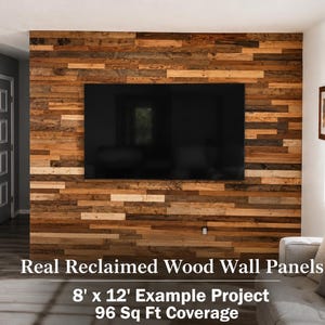 Könnte beinhalten: Eine Wand mit horizontalen Altholzpaneelen in verschiedenen Braun-, Beige- und dunklen Holztönen. Ein großer schwarzer Fernseher ist mittig montiert. Der Text lautet: Real Reclaimed Wood Wall Panels, 8' x 12' Example Project, 96 Sq Ft Coverage.