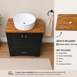 Puede incluir: Una encimera de madera rectangular para mueble de baño con un corte circular central para el desagüe. La madera presenta un patrón de veta natural y tonos marrones cálidos. El producto se muestra instalado sobre un mueble negro.