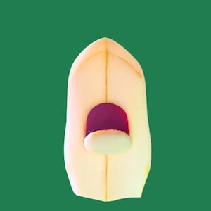 Puede incluir: Un objeto vertical, de color crema y alargado, con una parte superior lisa y redondeada y una base puntiaguda. En el centro, hay una abertura semicircular de color magenta oscuro que revela una pequeña protuberancia horizontal de forma ovalada.