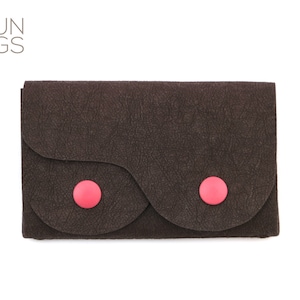 Carteira Boobie Bag marrom escuro, vegana