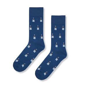 Puede incluir: Un par de calcetines de media caña en color azul intenso, con un patrón repetitivo de pequeñas guitarras eléctricas claras con mástiles marrones y cuerpos blancos distribuidos uniformemente por el tejido de ambos calcetines.