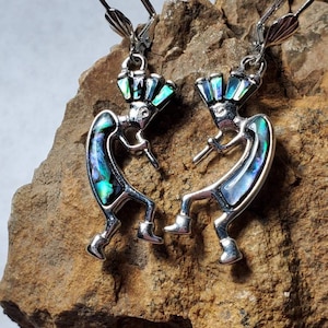 Kolczyki Kokopeli. Wiszące kolczyki z abalonem w motywie Kokopeli. Kolczyki posrebrzane.