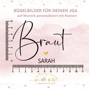 Könnte beinhalten: Ein rosa-weißer Hintergrund mit einem goldenen Herzen und dem Wort "Braut" in schwarzer Schreibschrift. Unter dem Wort steht der Name "SARAH" in goldenen Buchstaben. Ein Lineal ist mit Zahlen von 0 bis 11 dargestellt. Der Text "BÜGELBILDER FÜR DEINEN JGA" befindet sich oben im Bild. Der Text "auf Wunsch personalisiert mit Namen!" befindet sich unter der ersten Textzeile. Der Text "sprinkle & style HANDMADE BOUTIQUE" befindet sich unten im Bild.