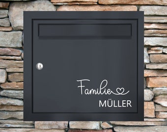 Könnte beinhalten: Schwarzer Briefkasten mit einem weißen Vinyl-Aufkleber, auf dem "Familie MÜLLER" mit einem Herzsymbol steht.