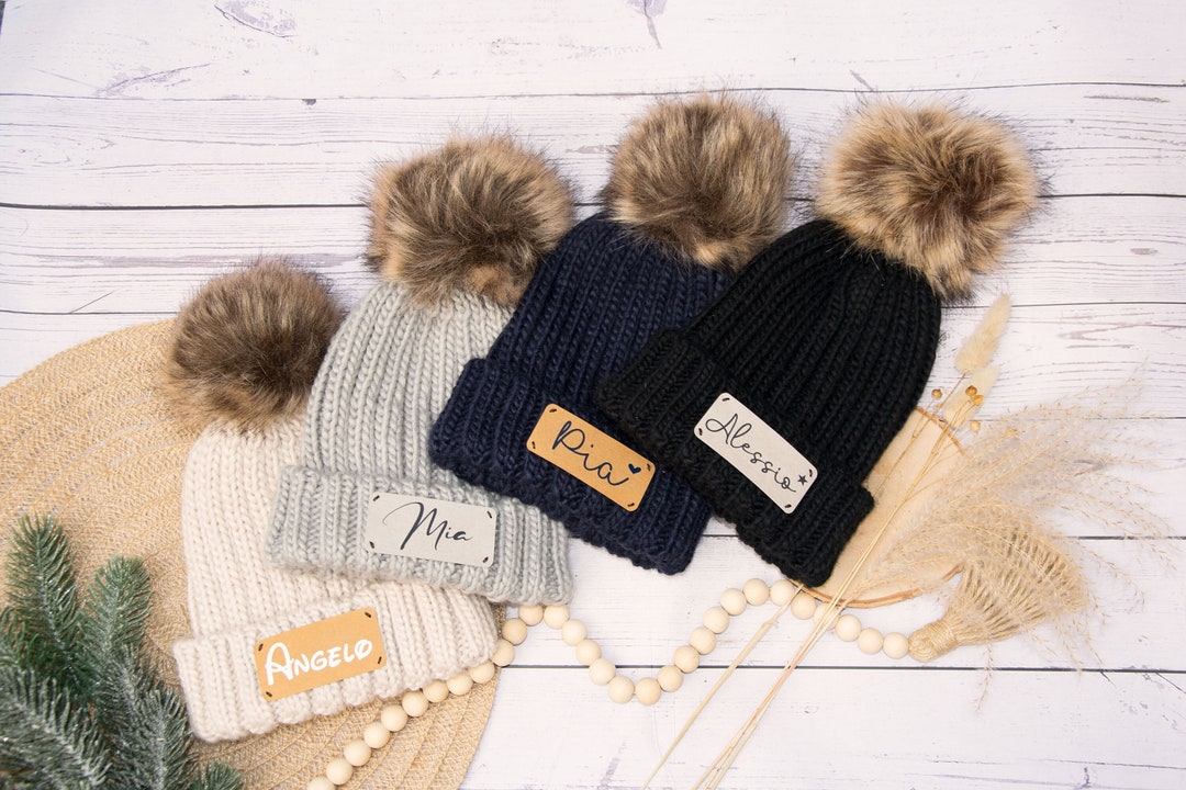 CHARMMYFASHION Personalisierte Beanie Mütze - Mit Lederpatch & Individuellem Text