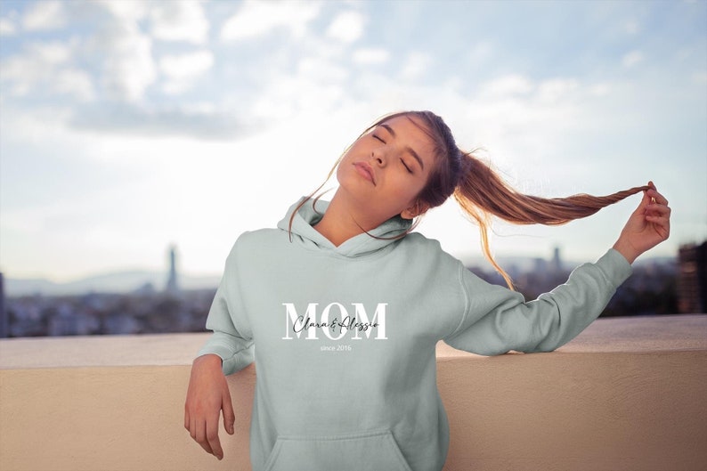 Mama Hoodie personalisiert, Mom Shirt mit Kindernamen, Geschenke für Frauen, Statementshirt,Weihnachtsgeschenke für Frauen, Geschenk Familie Bild 1