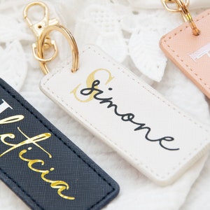 Schlüsselanhänger personalisiert mit Name, Saffiano Leder Anhänger, Taschenanhänger, Weihnachtsgeschenk Familie, Personalisierte Geschenke