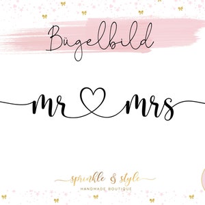 Könnte beinhalten: Bügelbild mit dem Text "Mr & Mrs" in einer kursiven Schriftart mit einem Herzsymbol, das die Wörter verbindet. Der Text befindet sich auf einem weißen Hintergrund mit einem rosa Aquarell-Wasch oben und einem goldenen Glitzermuster unten. Der Text "Bügelbild" befindet sich oben im Bild. Der Text "sprinkle & style handmade boutique" befindet sich unten im Bild. Der Text "Personalisiert dein Wunschtext" befindet sich in einem Kreis unten rechts im Bild.