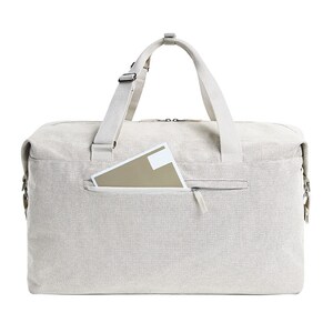 Puede incluir: Una bolsa de lona beige con un bolsillo con cremallera en la parte delantera. La bolsa tiene un solo compartimento con cremallera y dos asas superiores.