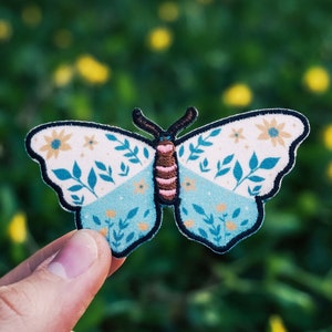 Floraler Schmetterling Aufnäher | Schmetterling Gesticktes Bügelbild | Trendige, seltsame, lustige Aufnäher, die wir gerne tragen | KOSTENLOSER VERSAND