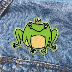 Froschkönig Aufnäher | Gesticktes Bügelbild | Trendige, seltsame, lustige Aufnäher, die wir gerne tragen | KOSTENLOSER VERSAND