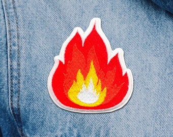 Feuer Aufnäher | Feuer Emoji Gesticktes Bügelbild | Trendige, seltsame, lustige Aufnäher, die wir gerne tragen | KOSTENLOSER VERSAND