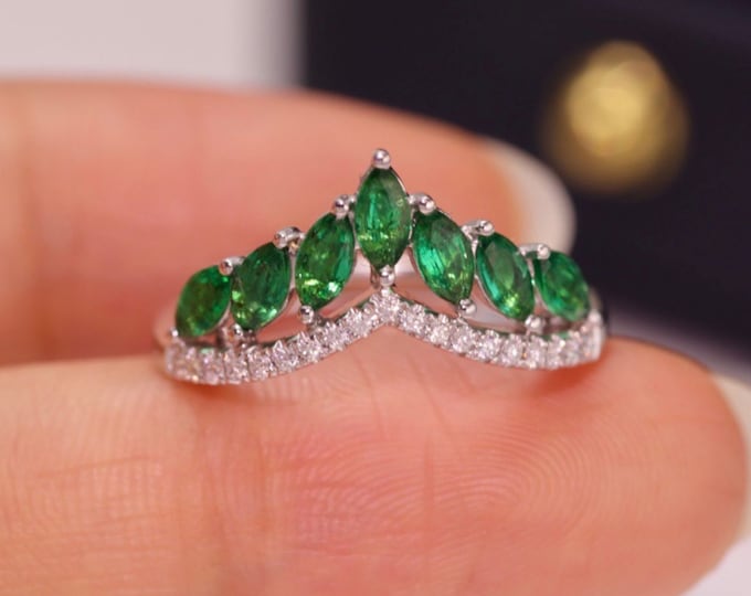 Chevron V curve real emerald band/Natural Zambia Emerald wedding band in 18k solid white gold & diamond/Vintage Real Emerald stackable band