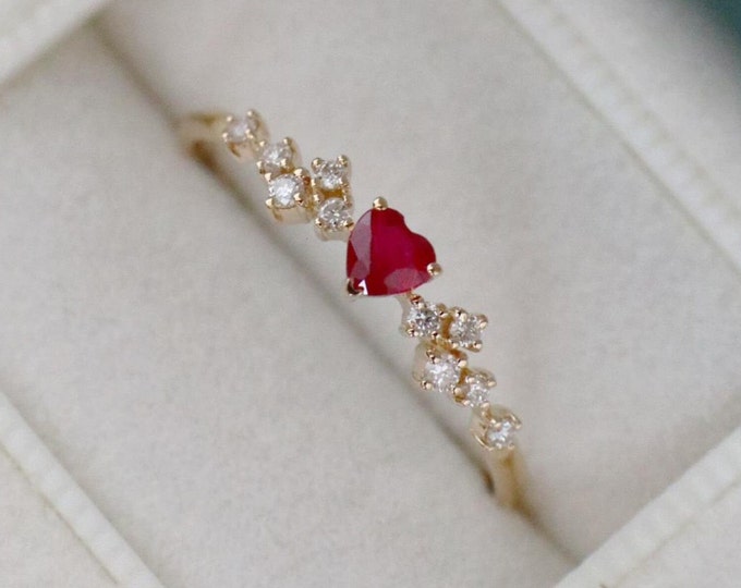 18k gold heart ruby ring/Dainty heart ruby ring and diamond/Minimalist ruby ring/Natural ruby ring/modern Ruby ring women/elegant ruby ring