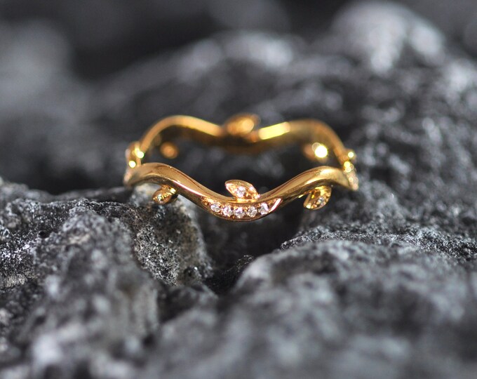 18k solid gold diamond wedding band/curvy Diamond Wedding Band/Stackable band/unique v shape cluster gold band/Matching wedding band for her