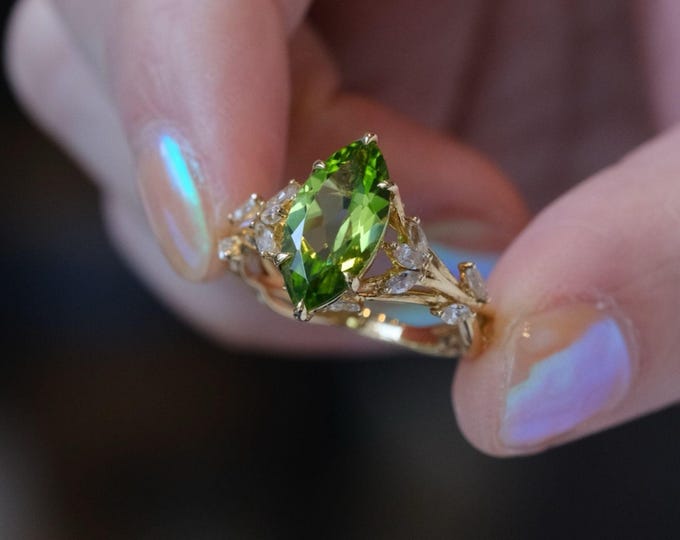 Natural marquise peridot ring in 18k solid gold/Peridot solitaire ring/Peridot engagement ring/Vine peridot engagement ring women/Vintage