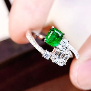 18k white gold emerald solitaire ring/Vivid green Emerald Engagement Ring with diamond/Vintage emerald halo ring/Emerald engagement ring