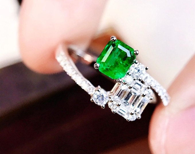 18k white gold emerald solitaire ring/Vivid green Emerald Engagement Ring with diamond/Vintage emerald halo ring/Emerald engagement ring