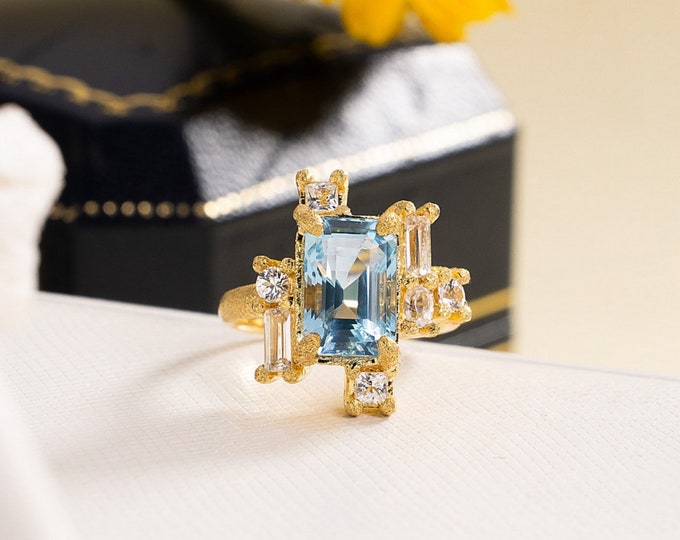 Aquamarine Engagement Ring in 18k Gold/Aquamarine Ring/Promise Ring Vintage Aquamarine Ring Birthstone/Unique Engagement ring for Women gift