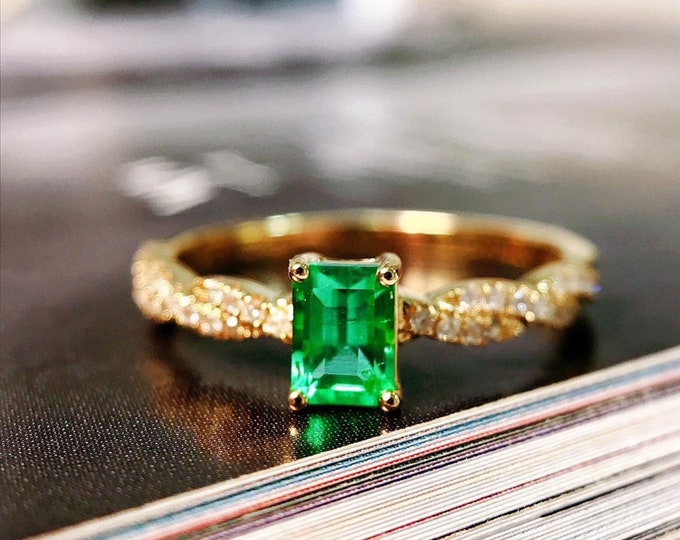 Unique dainty natural emerald ring/Gold emerald ring/Twist band emerald engagement ring/Minimalist emerald ring/Handmade emerald ring women