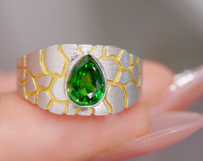 Natural Pear Tsavorite Unisex Band Ring, 18K White Gold Cracked Texture Ring, Solid Gold Statement Ring, Unique Handmade Fine Jewelry