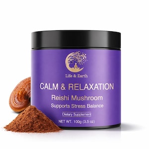 Puede incluir: Un frasco morado con tapa negra, etiquetado "CALM & RELAXATION" con texto "Reishi Mushroom". Un montón de polvo marrón y una seta están junto al frasco. El frasco contiene 100g de producto.