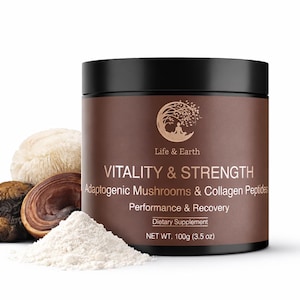 Peut inclure: Un pot marron avec un couvercle noir, étiqueté "VITALITY & STRENGTH" avec "Adaptogenic Mushrooms & Collagen Peptides". Une pile de poudre blanche et plusieurs champignons sont devant le pot. Le pot contient 100g de produit.