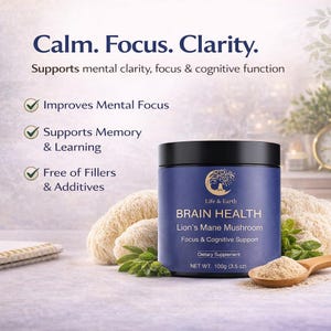 K&ouml;nnte beinhalten: Ein blau-schwarzes Glas mit dem Nahrungserg&auml;nzungsmittel "Brain Health" mit L&ouml;wenm&auml;hnenpilz. Das Etikett enth&auml;lt den Text "Calm. Focus. Clarity." und "Supports mental clarity, focus & cognitive function." Ein Holzl&ouml;ffel enth&auml;lt einen Teil des Erg&auml;nzungsmittels.