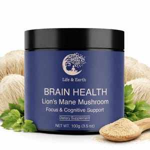 K&ouml;nnte beinhalten: Ein blaues Glas mit dem Nahrungserg&auml;nzungsmittel "Brain Health" mit L&ouml;wenm&auml;hnenpilz. Das Glas ist von L&ouml;wenm&auml;hnenpilzen, gr&uuml;nen Bl&auml;ttern und einem Holzl&ouml;ffel mit Pulver umgeben. Das Nettogewicht des Glases betr&auml;gt 100g.
