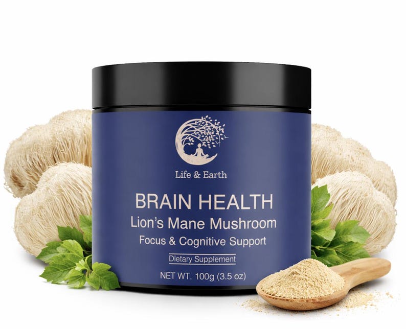 K&ouml;nnte beinhalten: Ein blaues Glas mit dem Nahrungserg&auml;nzungsmittel "Brain Health" mit L&ouml;wenm&auml;hnenpilz. Das Glas ist von L&ouml;wenm&auml;hnenpilzen, gr&uuml;nen Bl&auml;ttern und einem Holzl&ouml;ffel mit Pulver umgeben. Das Nettogewicht des Glases betr&auml;gt 100g.