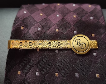 Pince à cravate gravée avec initiales, pince à cravate personnalisée accessoires homme pince à cravate argentée personnalisable monogramme bijoux pour lui cadeau unique