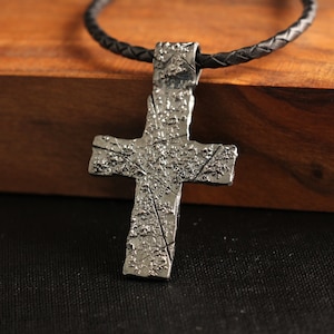 Dunkel Silber Kreuz Anhänger, Herren Lederkette mit Kreuz Anhänger, kundenspezifischer Kreuz Anhänger, strukturierter Kreuz Anhänger, Original Kreuz Anhänger