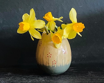 Keramik Mini Vase handgemacht , Osterei, Deko Ostern, handgefertigt, Geschenk Schwester, Oma