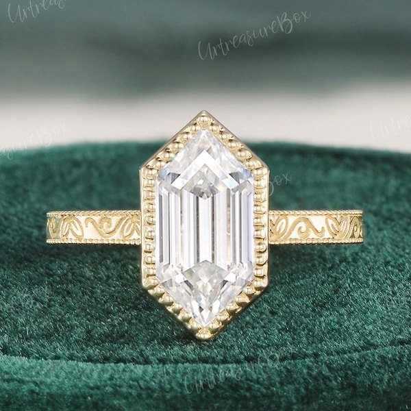 Anillo de compromiso de oro amarillo de 2 quilates con moissanita grabada en forma de hexágono alargado. Anillo de boda victoriano con engaste de bisel natural y hoja vintage. Estilo art déco.