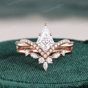 Vintage Kite Cut Moissanite Engagement Ring Set Rose Gold Unique Ring Set Art Deco Bridal Set Curved Marquise Twisted Wedding Ring Women