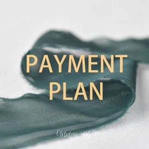 Könnte beinhalten: Nahaufnahme eines blaugrünen Stoffes mit dem Text "PAYMENT PLAN" in Gold.