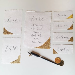 Conjunto de papelaria para casamento no dia - papel feito à mão com borda dourada (inclui cartões de lugar, cartões de plano de mesa e cartões de número de mesa)