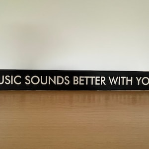 Musik Töne Better Mit Dir - Vintage Stil Holzschild | Für Zuhause/Aufenthaltsraum/Kuschelig/Musikzimmer