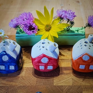 Vase,Blumensteckvase ,kleines Haus ,mit vielen unterschiedlich grossen Löchern, fuer kleine Blümchen aus dem Garten oder vom Wegesrand