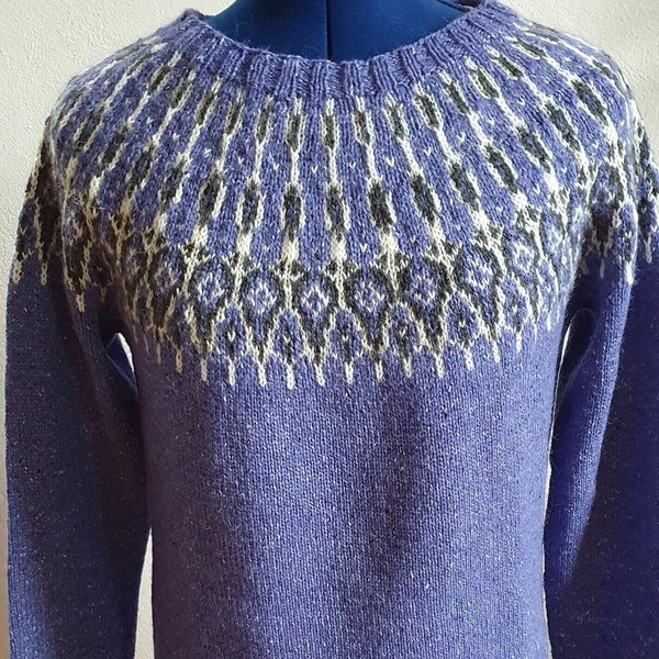 Handgestrickter Islandpullover in blau mit schwarz weißen Muster, aus Rowan und Lana Grossa Wolle, aus Schurwolle und Alpakawolle, warm