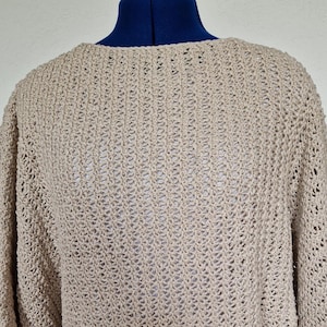 Chemise en tricot croisé tricotée à la main, gilet pull, pull court à enfiler en oversize dans un motif de point tombé en naturel, durable