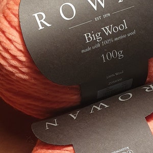 Big Wool di Rowan nel colore melone in 100% morbida lana merino, 100 g ciascuno con una lunghezza di 80 m, spessore dei ferri 10-15