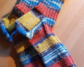 Handgestrickte Socken Strümpfe kuscheliges Accessoires als Geschenk  Größe 41/42 bunt in breiten Streifen rostrot, gelb, blau