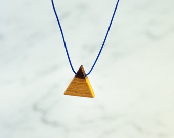 Collier avec pendentif triangulaire en palissandre noble en forme de montagne